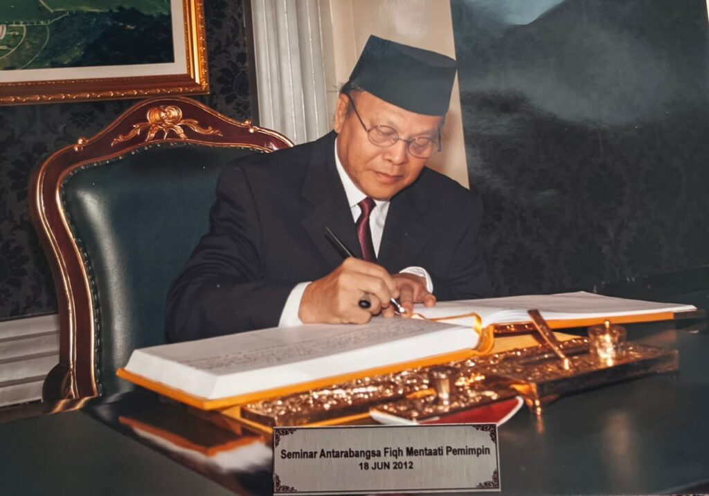 Founder of IRDAK signing the register at Seminar Antarabangsa Fiqh Mentaati Pemimpin, Singapore, 18 June 2012